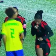 哥伦比亚女足U-20击败巴西：辛蒂亚·卡贝萨斯在巴西球员面前亲吻盾牌